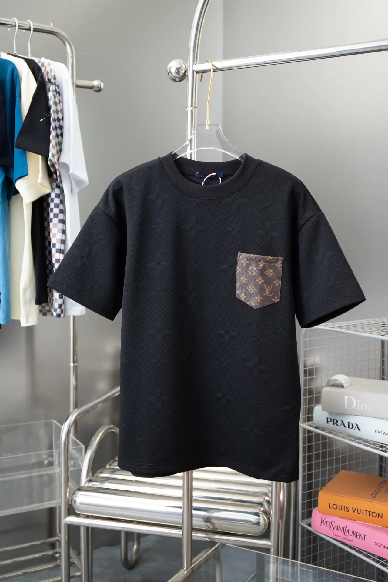 🅿️180 high quality LV 25 SS spring and summer latest round neck fashionable short-sleeved T-shirt, official website synchronization, pure cotton fabric at the counter! Comfortable against the skin, durable and easy to wear, classic and simple logo design, meticulous original craftsmanship, customized 260g vat-dyed fabric, very comfortable to the touch, latest brick cabinet synchronization, OS off-shoulder version, fashionable and personalized, super versatile and good-looking, very suitable for both men and women, must-have style, hang tag, collar label, washed wheat, complete with three labels S M L XL